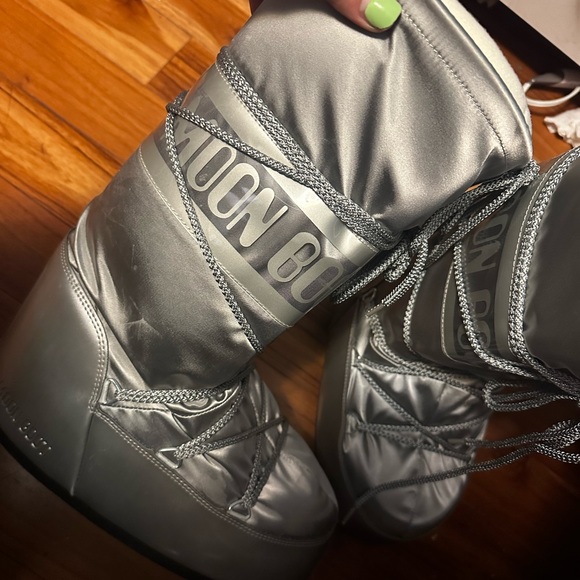 Selling moonboots silver chrome size 9 to 10/5. Bought wrong size. - Picture 1 of 3